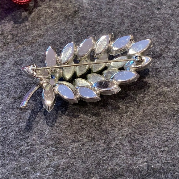 White vintage brooch - Picture 3 of 3